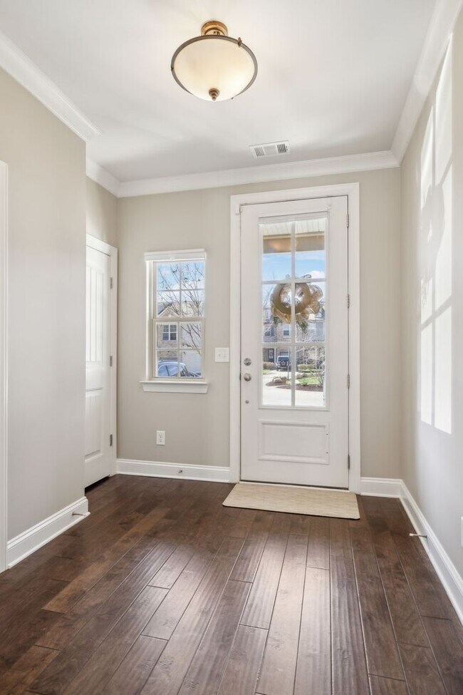Building Photo - 3 BR/2.5 BA Luxury Townhome