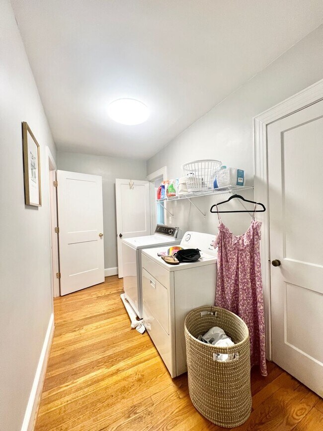 Building Photo - 4 bedroom home for 4 or 3 people (one bloc...