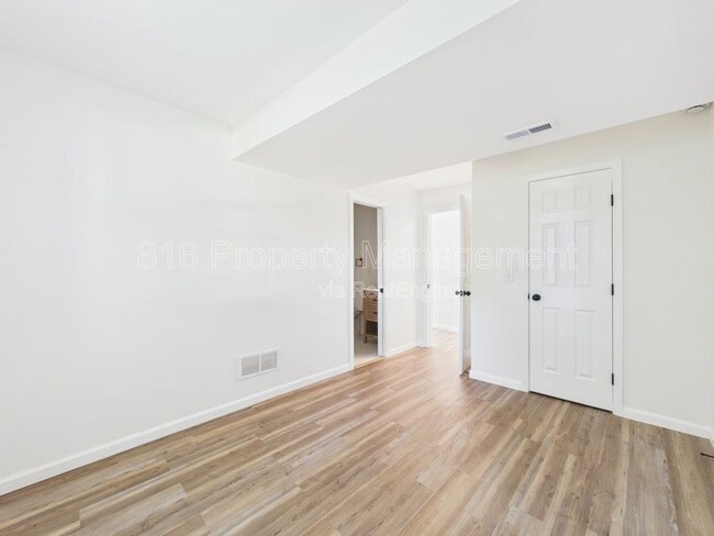 Building Photo - 633 S Fuller Ave
