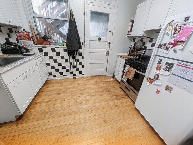 Building Photo - Large 3-bed/1-bath Apartment in the Heart of Rogers Park!