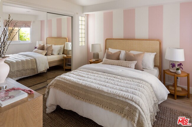 Building Photo - 911 7th St