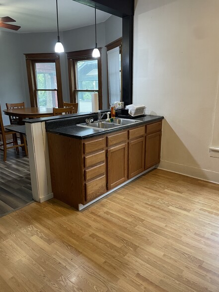 Building Photo - 1012 5th St