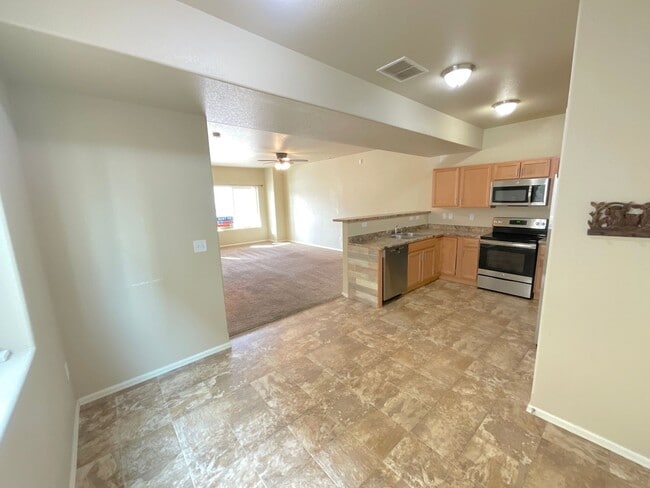 Building Photo - 3 Bedroom Townhome Available Near S Union Blvd & Monterey Rd!