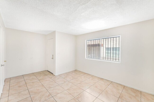 Building Photo - 5309 W Cheyenne Ave