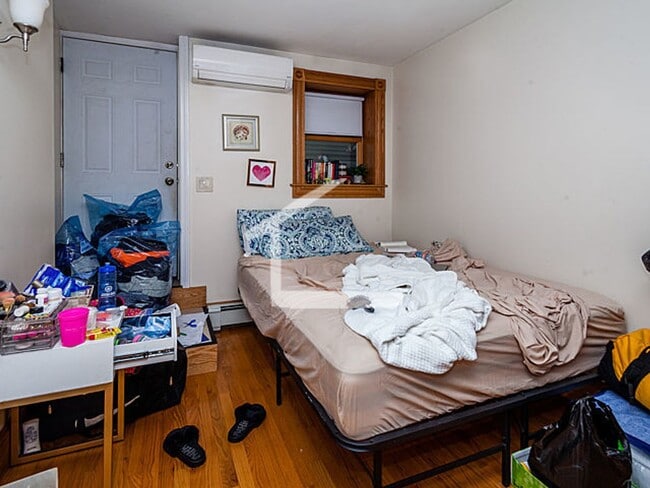 Building Photo - Nicely renovated, pet friendly 2 bed in the heart of Beacon Hill.