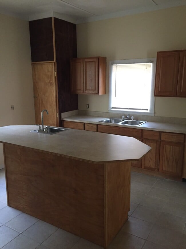 Building Photo - 619 E Solomon St