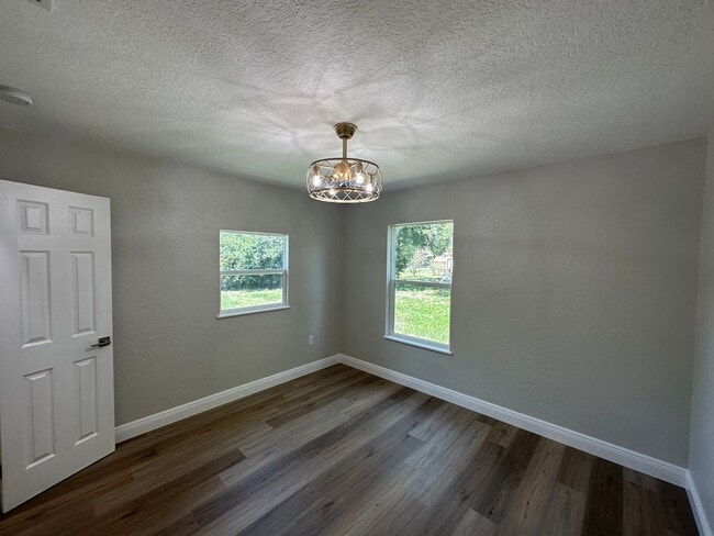 Building Photo - Beautiful 2 bedroom 1 bathroom newly remod...