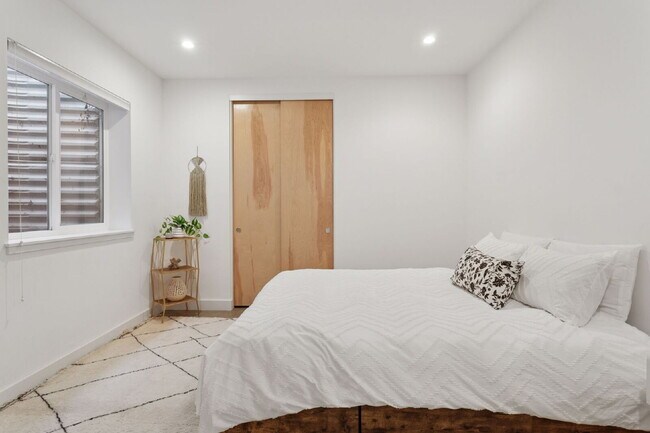 Building Photo - Spacious 5-Bed / 4-Bath home in LoHi for rent