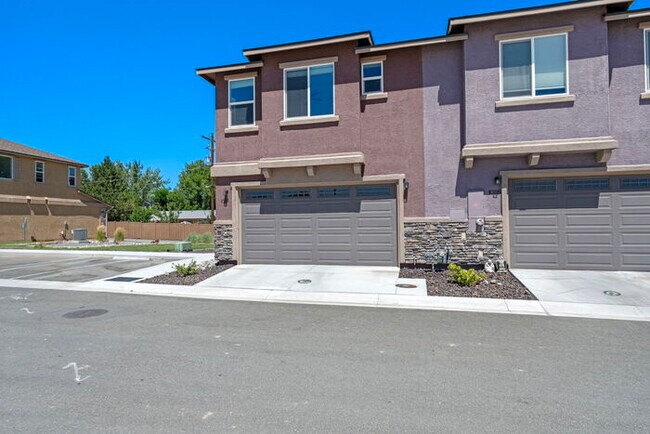 Building Photo - Welcome to this beautiful Carson City townhome available for rent