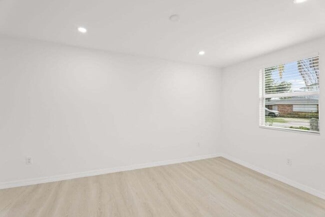 Building Photo - 121 S Lake Dr