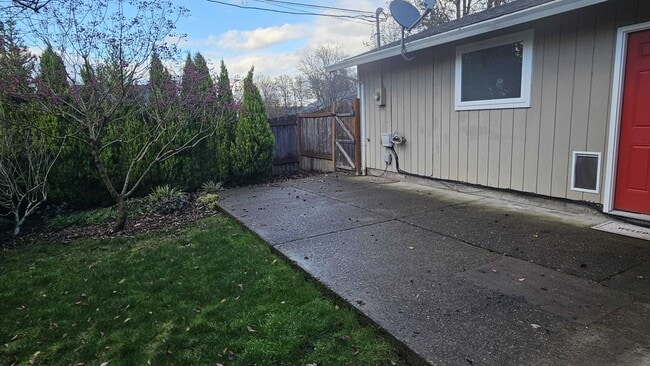 Building Photo - Charming updated 3 bed 1 bath ranch style home with double car garage and large fenced back yard.