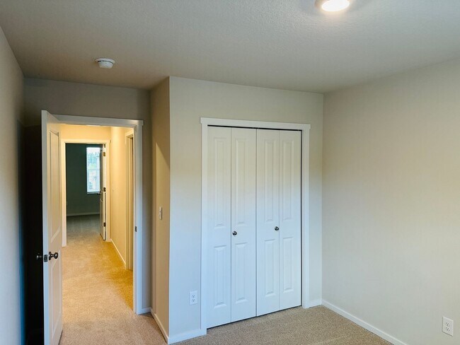 Building Photo - Beautiful Brand New 5 Bedroom Home!