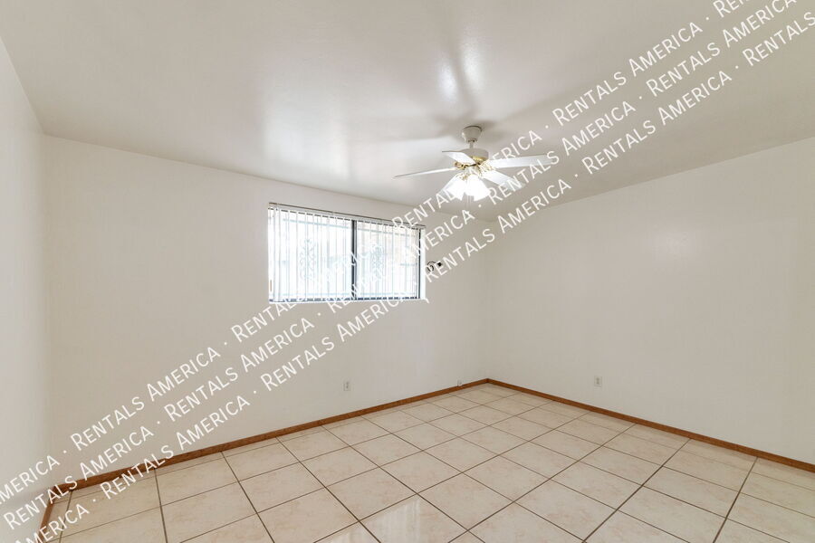 Building Photo - 803 E Holaway Dr