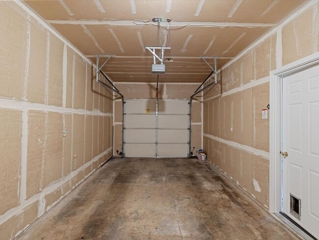 Building Photo - Available Now - 2 Bed/2 Bath End Unit Townhouse with Garage - Issaquah