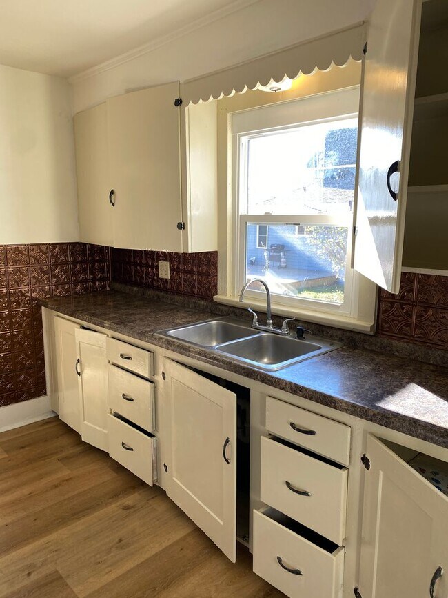 Building Photo - 588 Oak St