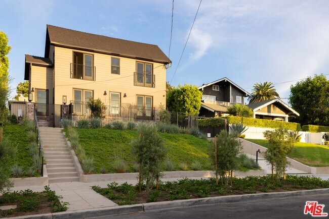 Building Photo - 1020 Manzanita St