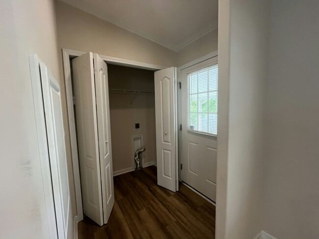 Building Photo - 115 Poinsettia Dr