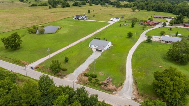 Building Photo - Modern Comfort on 1 Acre in Coweta – Available Now!