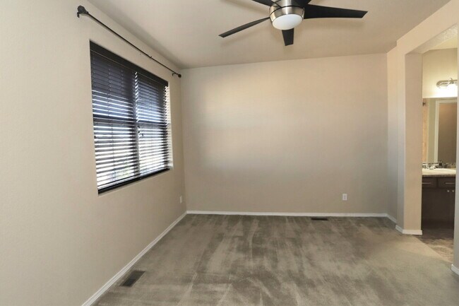 Building Photo - Your Dream Townhome Awaits — Comfort, Styl...