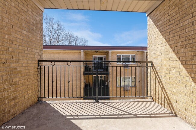 Building Photo - 3552 N Oleander Ave