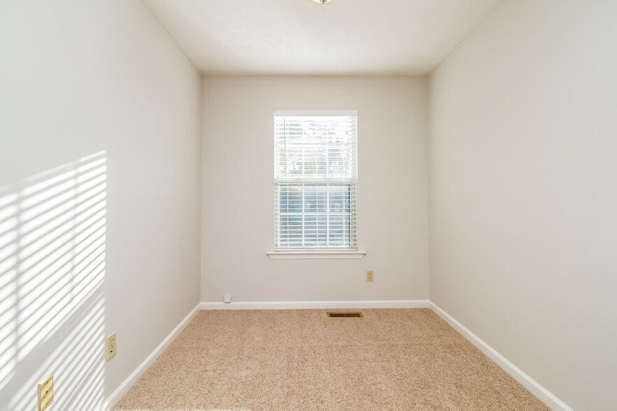 Building Photo - 300 Vernon Traylor Dr