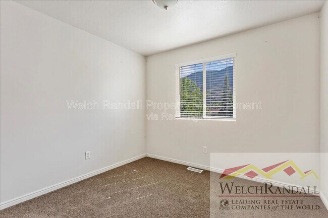 Building Photo - 1213 N Orchard Ave