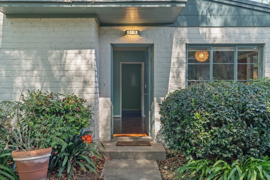 Building Photo - 5116 Village Grn