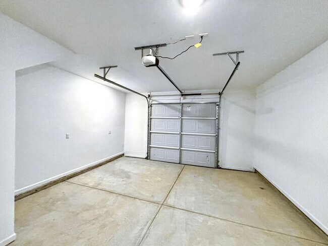 Building Photo - Beautiful 3-Bedroom Modern Mountain-View T...