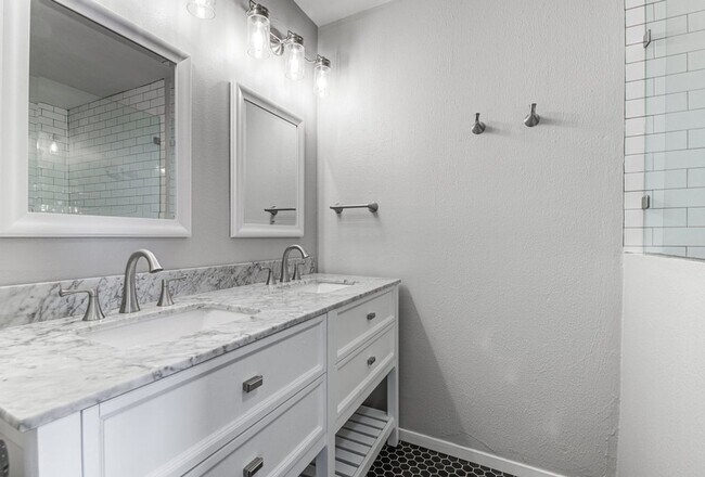 Building Photo - Recently renovated, move-in ready 3/2 home...