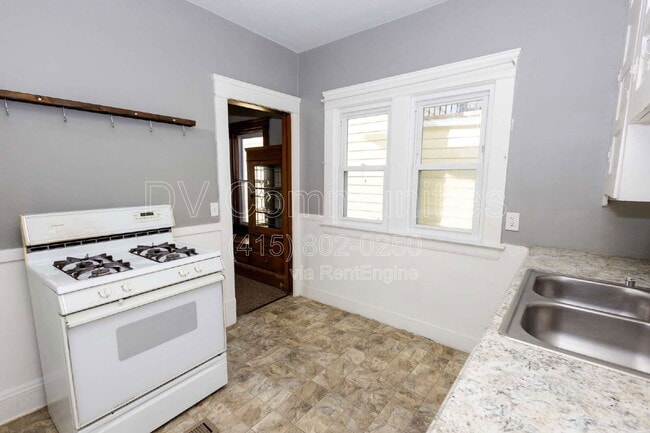 Building Photo - 3102 Montclair Ave