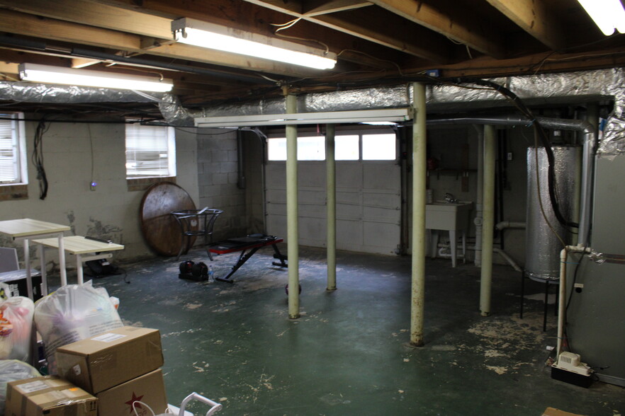 garage - 2354 Hollyridge Dr SW