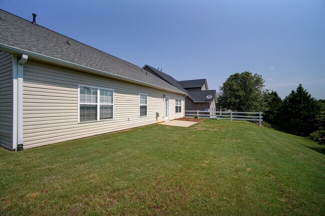 Building Photo - 4 BR/2 BA, 1 Car Garage, Charming Home in ...