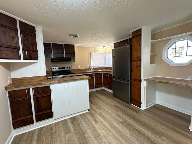 Building Photo - Charming Renovated 3 Bedroom, 1.5 Bath Home located off Hwy 87 on a 1 Acre lot.