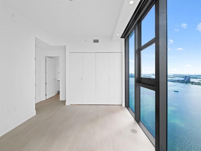 Building Photo - 700 NE 24th St