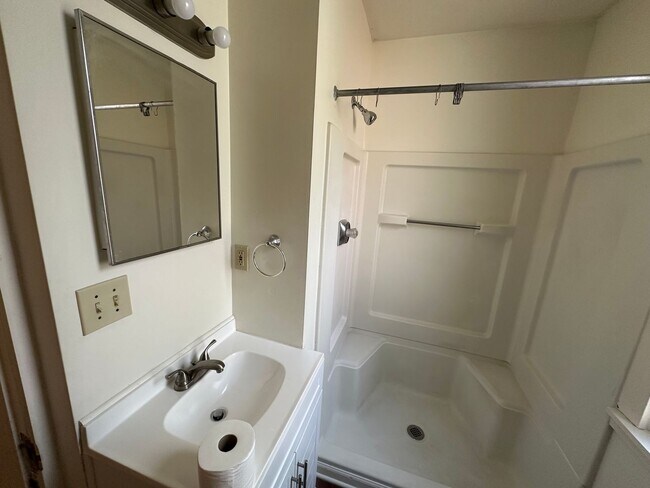 Building Photo - North Campus OSU Single Family Home with 2...