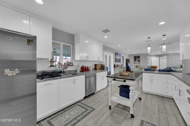 Building Photo - 9913 Album Ave