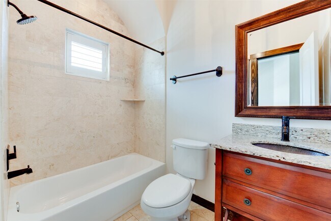 Building Photo - 905 W 22nd St