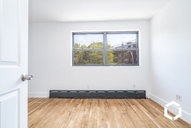 Building Photo - Remodeled 2 Bedroom Apartment with Private...