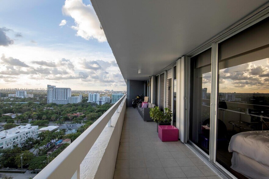 Building Photo - 1627 Brickell Ave