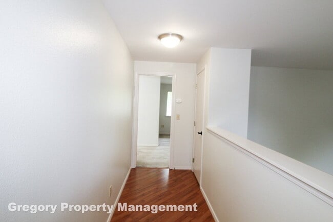 Building Photo - 2000 Village Green Dr