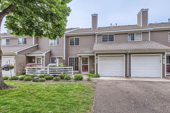 Building Photo - Blaine Townhome