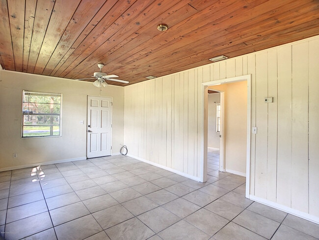 Building Photo - 319 Lucerne Dr