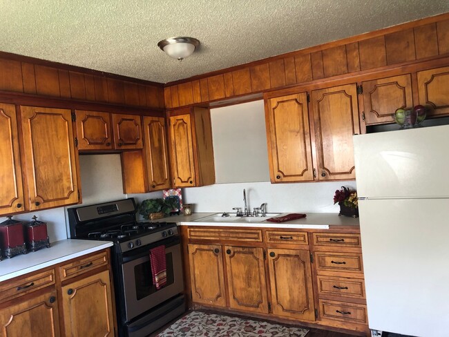 Building Photo - Cute 3 bed 1 bath Home Available June 1st,...