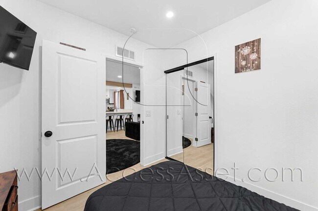 Building Photo - Comfortable 3 Bedroom Home with Private Backyard in Riverside