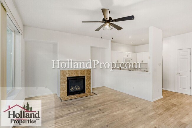 Building Photo - Live in Style: Updated Townhome with Amenities & Ideal Location