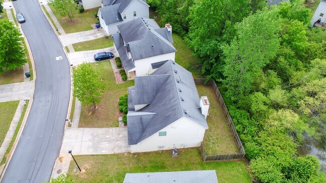 Building Photo - Impressive 3 Bed, 2.5 Bath Home