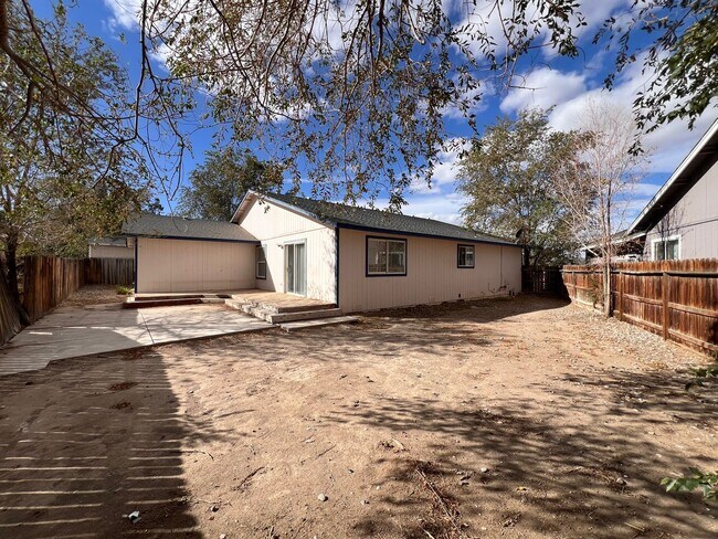 Building Photo - Large 4-bedroom home located in the Countr...