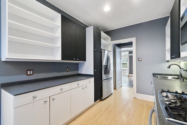 Building Photo - 804 Forest Ave