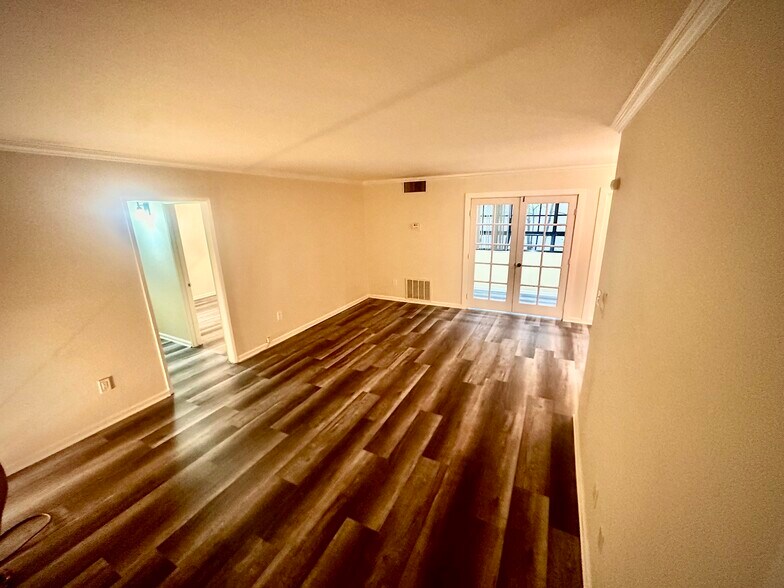 Building Photo - 330 S Mentor Ave