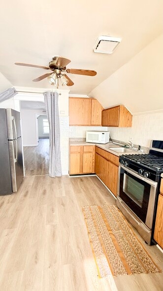 Building Photo - 5843 W Warwick Ave